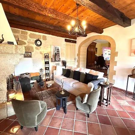 Charming, Arty & Cozy Medieval Village Farmhouse, Air Conditioning, Pool, Tranquility, & Views Saint-Victor-des-Oules