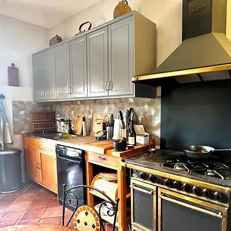 Villa Charming, Arty & Cozy Medieval Village Farmhouse, Air Conditioning, Pool, Tranquility, & Views