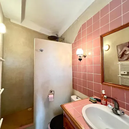 Charming, Arty & Cozy Medieval Village Farmhouse, Air Conditioning, Pool, Tranquility, & Views