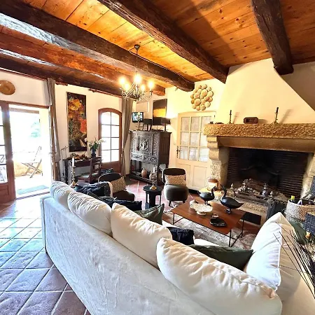 Villa Charming, Arty & Cozy Medieval Village Farmhouse, Air Conditioning, Pool, Tranquility, & Views *