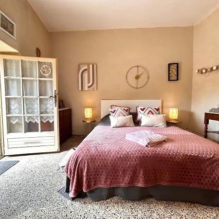Charming, Arty & Cozy Medieval Village Farmhouse, Air Conditioning, Pool, Tranquility, & Views *