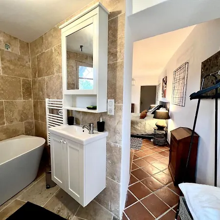 Charming, Arty & Cozy Medieval Village Farmhouse, Air Conditioning, Pool, Tranquility, & Views 빌라
