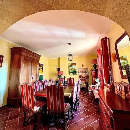 Charming, Arty & Cozy Medieval Village Farmhouse, Air Conditioning, Pool, Tranquility, & Views 빌라 *