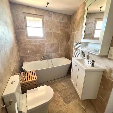 Charming, Arty & Cozy Medieval Village Farmhouse, Air Conditioning, Pool, Tranquility, & Views 빌라