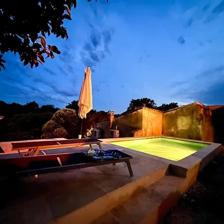 Charming, Arty & Cozy Medieval Village Farmhouse, Air Conditioning, Pool, Tranquility, & Views 빌라 Saint-Victor-des-Oules