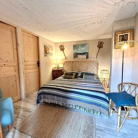 Charming, Arty & Cozy Medieval Village Farmhouse, Air Conditioning, Pool, Tranquility, & Views Villa Saint-Victor-des-Oules