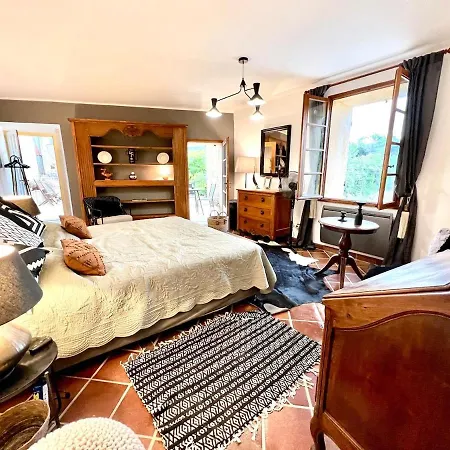 Charming, Arty & Cozy Medieval Village Farmhouse, Air Conditioning, Pool, Tranquility, & Views