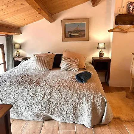 Charming, Arty & Cozy Medieval Village Farmhouse, Air Conditioning, Pool, Tranquility, & Views Saint-Victor-des-Oules
