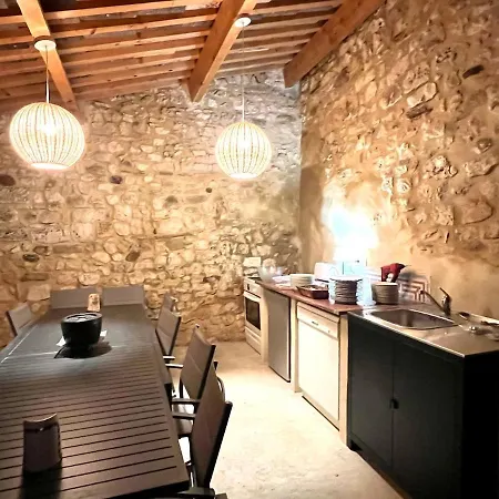 Charming, Arty & Cozy Medieval Village Farmhouse, Air Conditioning, Pool, Tranquility, & Views