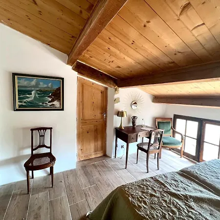Charming, Arty & Cozy Medieval Village Farmhouse, Air Conditioning, Pool, Tranquility, & Views