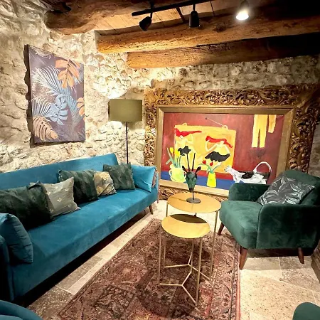 Charming, Arty & Cozy Medieval Village Farmhouse, Air Conditioning, Pool, Tranquility, & Views 빌라