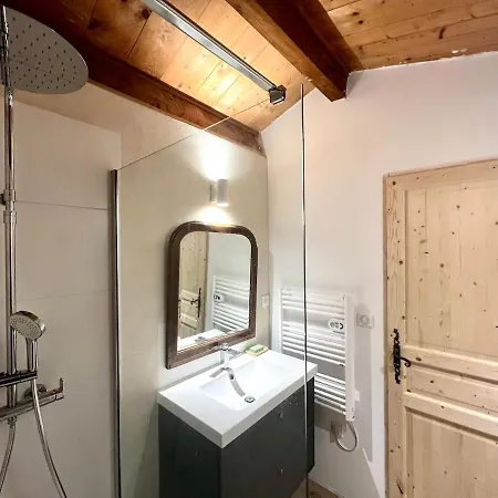 Villa Charming, Arty & Cozy Medieval Village Farmhouse, Air Conditioning, Pool, Tranquility, & Views *