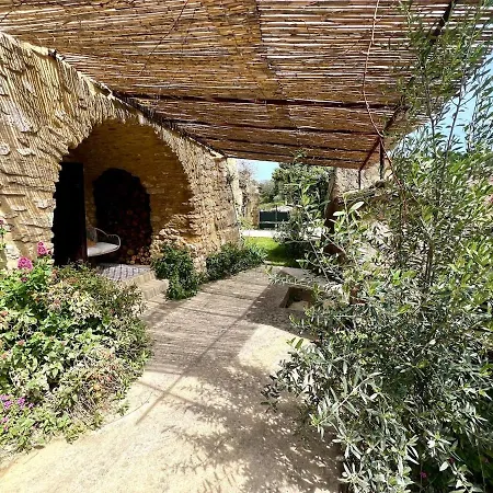 빌라 Charming, Arty & Cozy Medieval Village Farmhouse, Air Conditioning, Pool, Tranquility, & Views