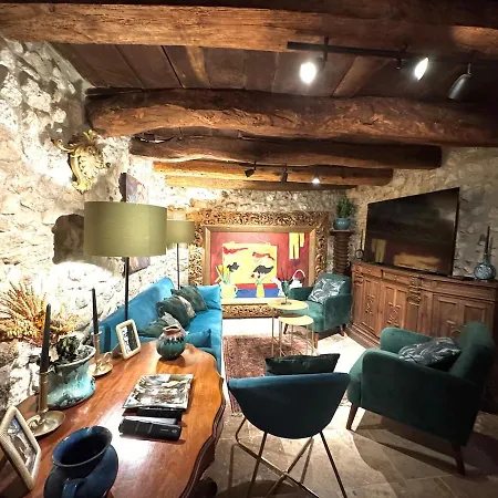 Charming, Arty & Cozy Medieval Village Farmhouse, Air Conditioning, Pool, Tranquility, & Views