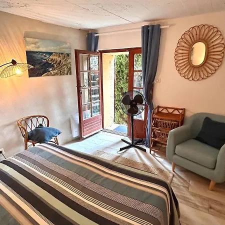 Charming, Arty & Cozy Medieval Village Farmhouse, Air Conditioning, Pool, Tranquility, & Views 빌라 *