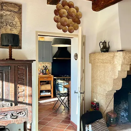 빌라 Charming, Arty & Cozy Medieval Village Farmhouse, Air Conditioning, Pool, Tranquility, & Views